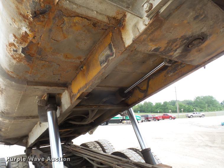 image for item DA6296 1998 Peterbilt 320 refuse truck