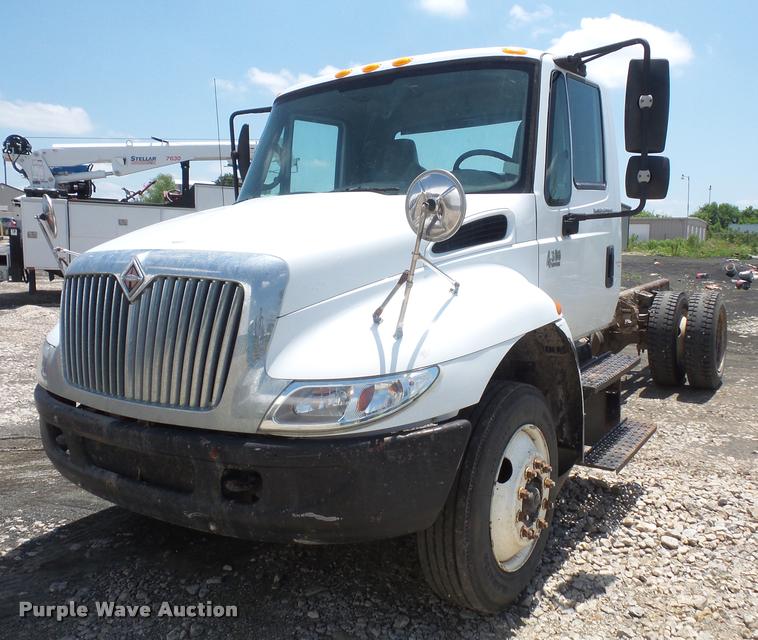 image for item DA6446 2002 International 4300 truck cab and chassis