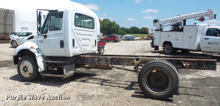 image for item DA6446 2002 International 4300 truck cab and chassis