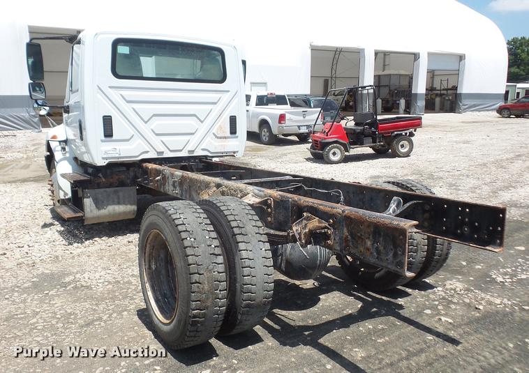 image for item DA6446 2002 International 4300 truck cab and chassis