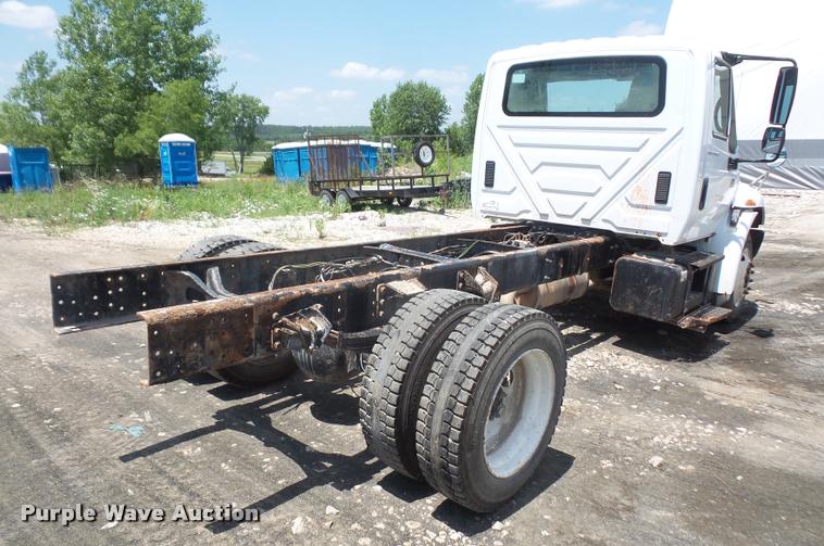 image for item DA6446 2002 International 4300 truck cab and chassis