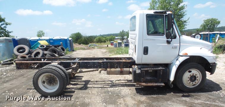 image for item DA6446 2002 International 4300 truck cab and chassis