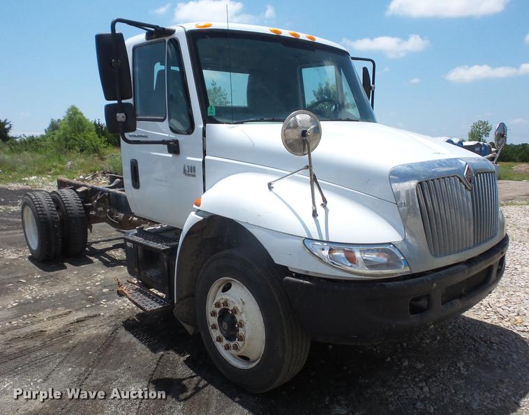 image for item DA6446 2002 International 4300 truck cab and chassis