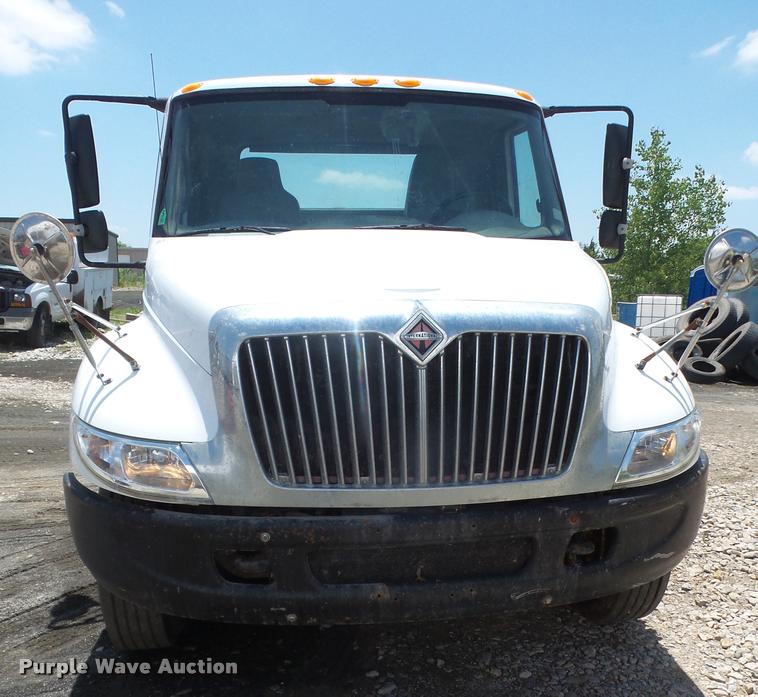 image for item DA6446 2002 International 4300 truck cab and chassis