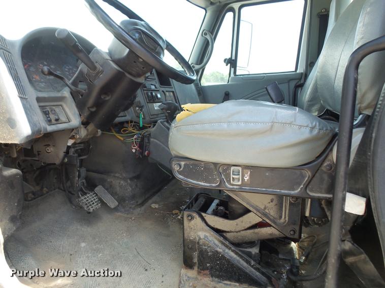 image for item DA6446 2002 International 4300 truck cab and chassis