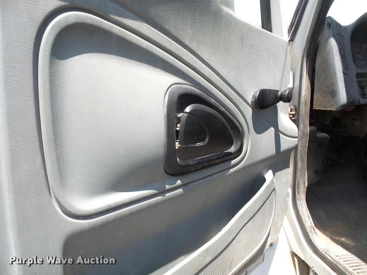 image for item DA6446 2002 International 4300 truck cab and chassis