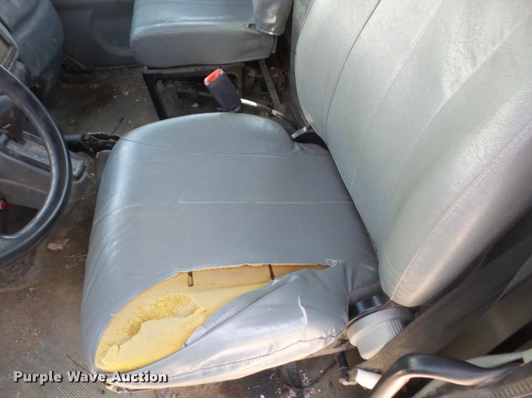 image for item DA6446 2002 International 4300 truck cab and chassis