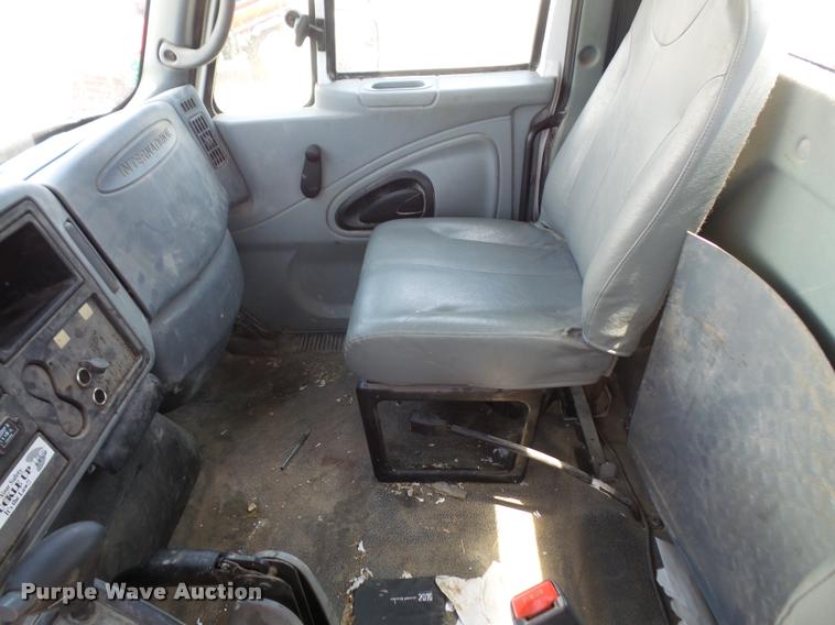 image for item DA6446 2002 International 4300 truck cab and chassis