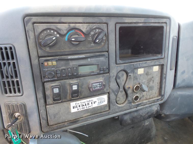 image for item DA6446 2002 International 4300 truck cab and chassis