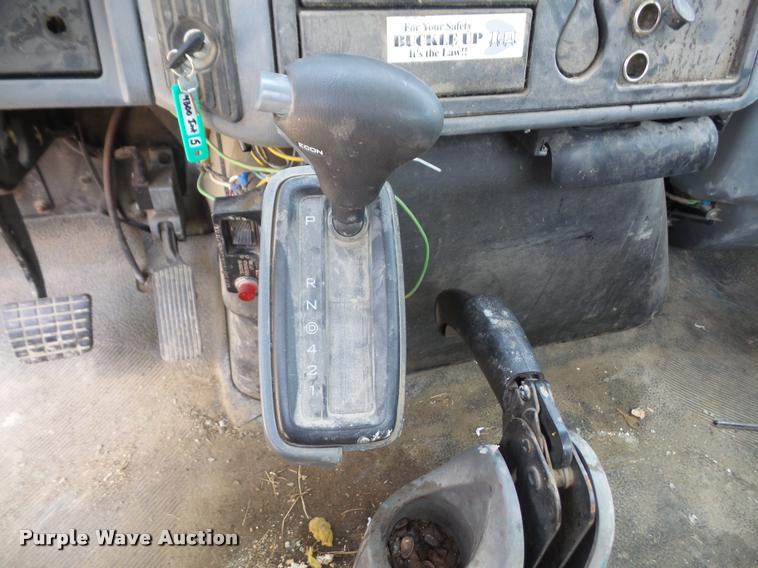 image for item DA6446 2002 International 4300 truck cab and chassis