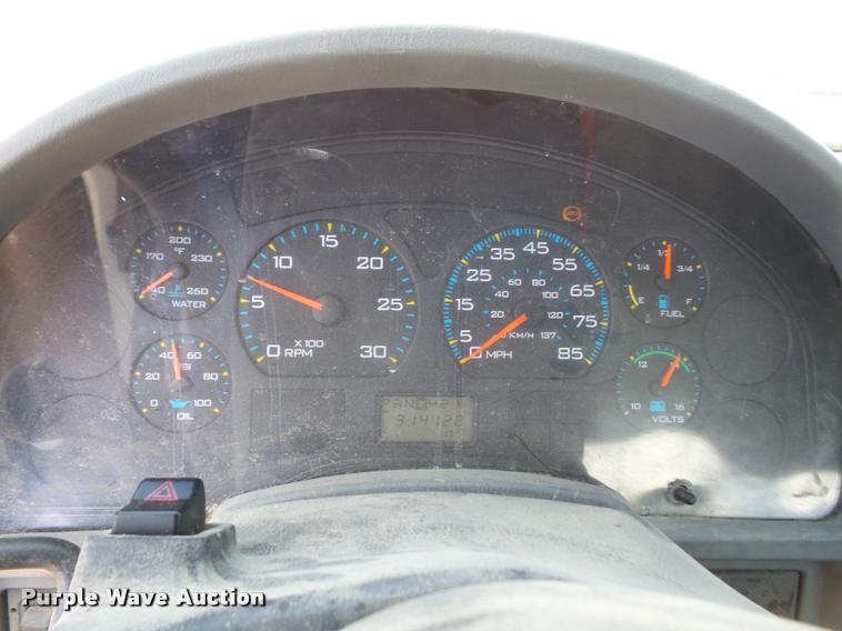 image for item DA6446 2002 International 4300 truck cab and chassis