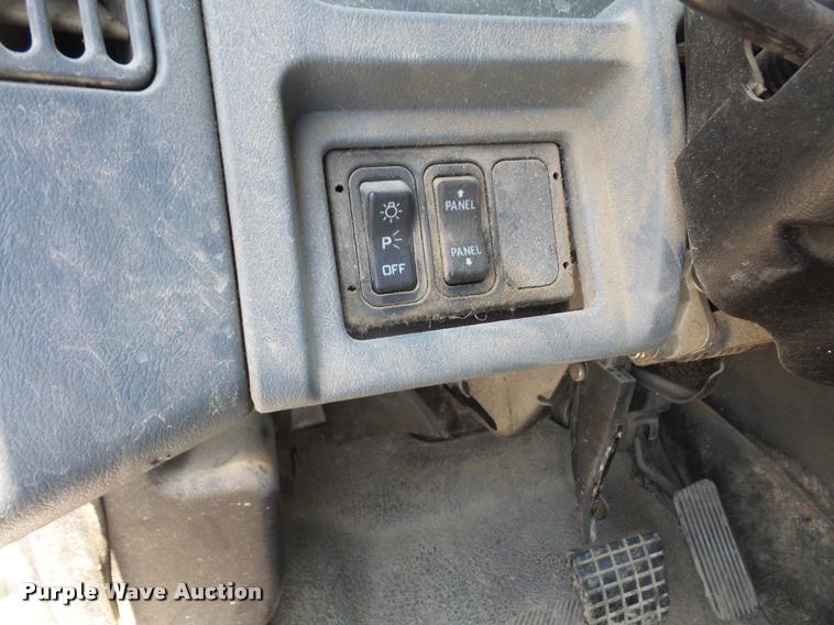 image for item DA6446 2002 International 4300 truck cab and chassis