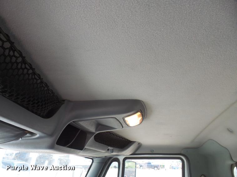 image for item DA6446 2002 International 4300 truck cab and chassis