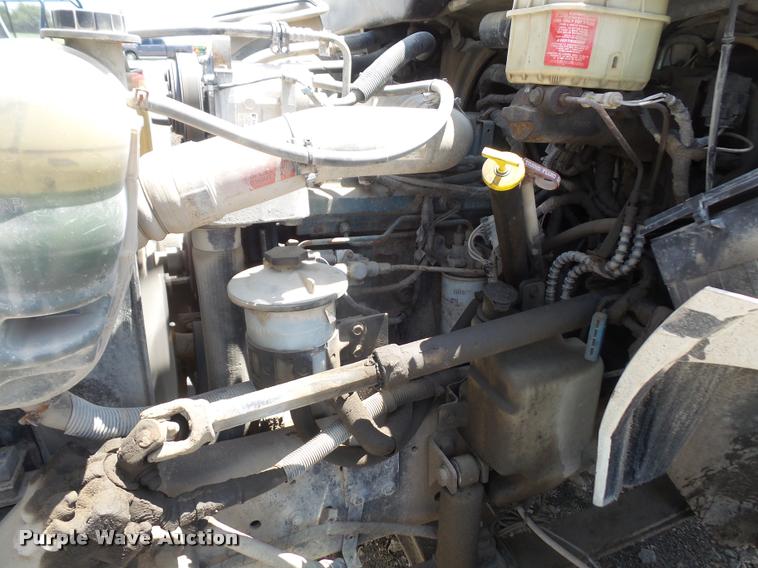 image for item DA6446 2002 International 4300 truck cab and chassis