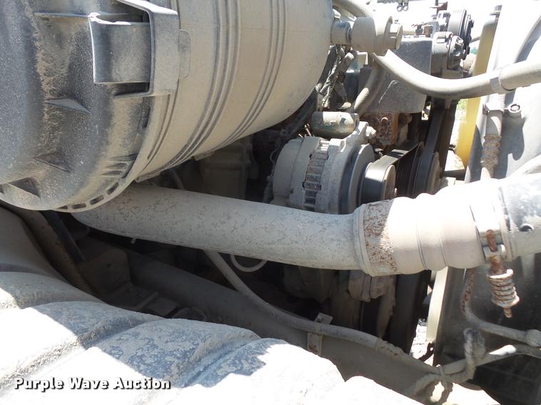 image for item DA6446 2002 International 4300 truck cab and chassis