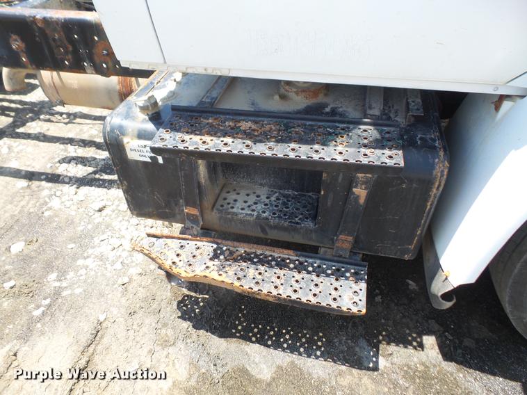 image for item DA6446 2002 International 4300 truck cab and chassis