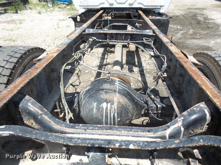 image for item DA6446 2002 International 4300 truck cab and chassis