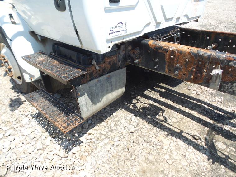 image for item DA6446 2002 International 4300 truck cab and chassis