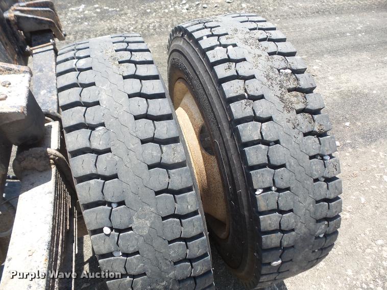 image for item DA6446 2002 International 4300 truck cab and chassis