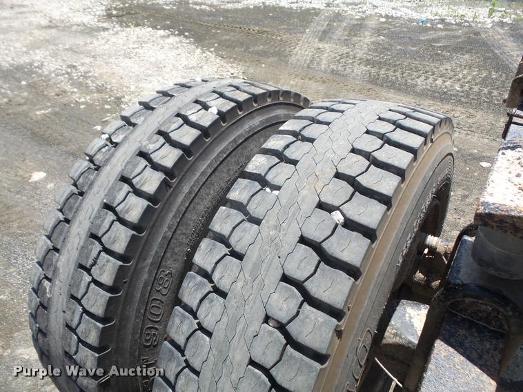 image for item DA6446 2002 International 4300 truck cab and chassis