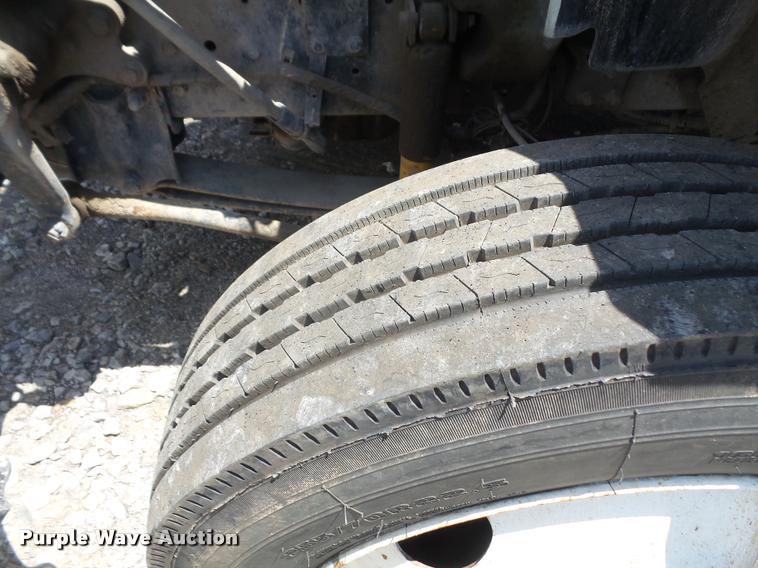 image for item DA6446 2002 International 4300 truck cab and chassis