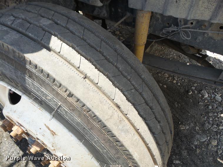 image for item DA6446 2002 International 4300 truck cab and chassis