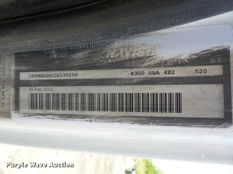 image for item DA6446 2002 International 4300 truck cab and chassis