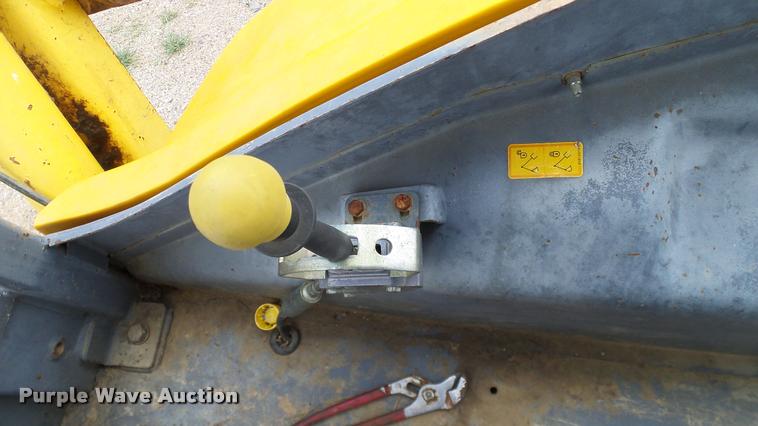 image for item DA6766 2001 New Holland LB75B backhoe