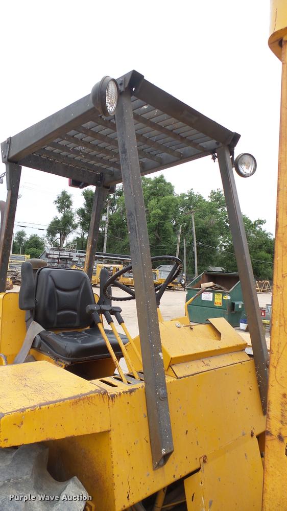 image for item DA7945 1989 John Deere 482C forklift