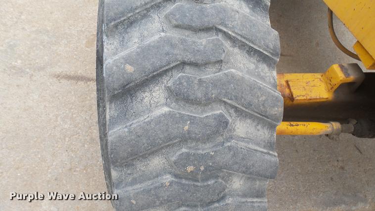 image for item DA7945 1989 John Deere 482C forklift