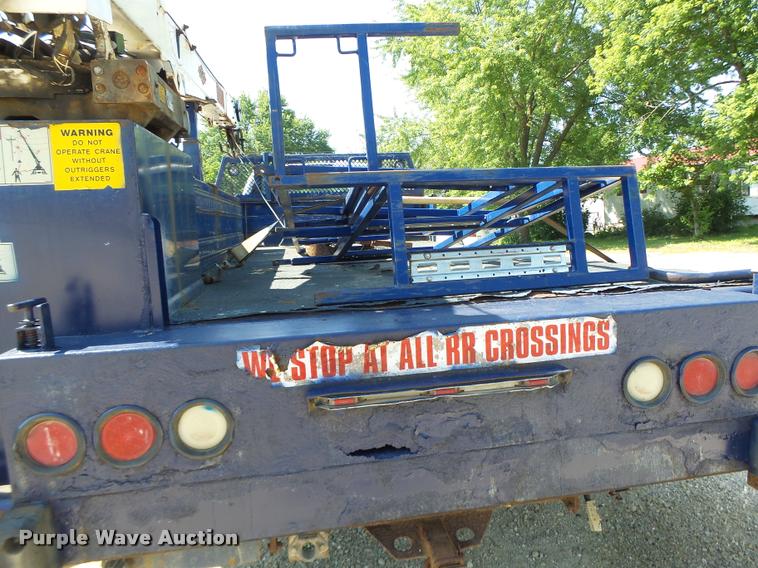 image for item DB1334 2006 Ford F550 Super Duty utility truck with crane