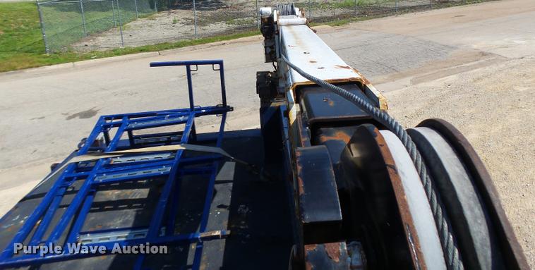 image for item DB1334 2006 Ford F550 Super Duty utility truck with crane