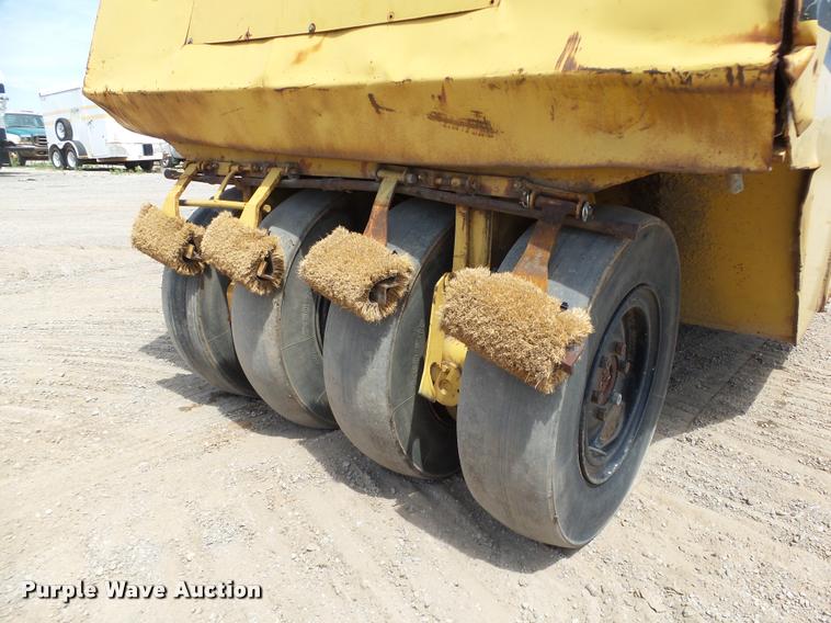 image for item DB4038 1992 Caterpillar PS-180 pneumatic roller