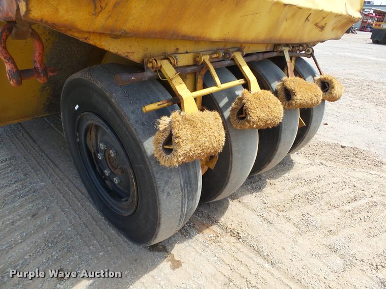 image for item DB4038 1992 Caterpillar PS-180 pneumatic roller