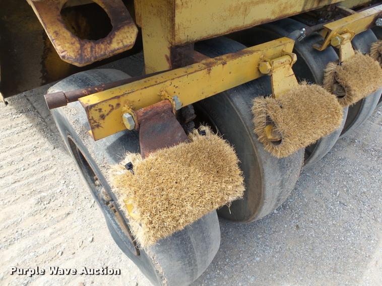 image for item DB4038 1992 Caterpillar PS-180 pneumatic roller