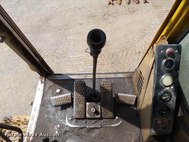 image for item DB4040 1990 Caterpillar 235C excavator