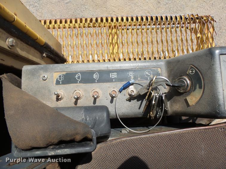 image for item DB4040 1990 Caterpillar 235C excavator