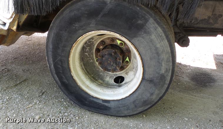 image for item DB5753 1999 International 4900 refuse truck