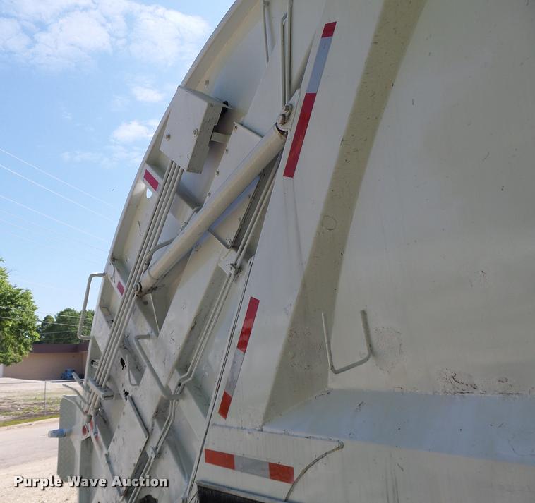 image for item DB5753 1999 International 4900 refuse truck