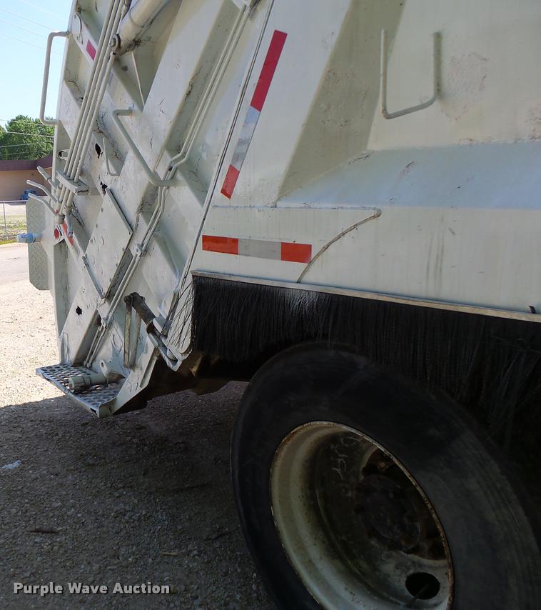 image for item DB5753 1999 International 4900 refuse truck