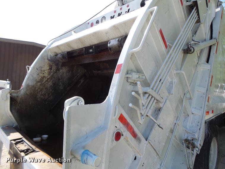 image for item DB5753 1999 International 4900 refuse truck