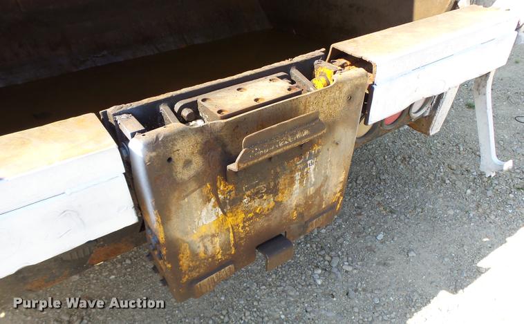 image for item DB5753 1999 International 4900 refuse truck