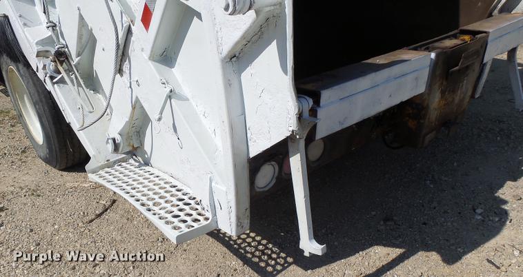 image for item DB5753 1999 International 4900 refuse truck