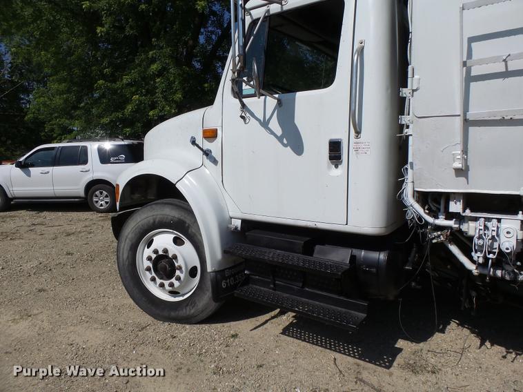 image for item DB5753 1999 International 4900 refuse truck