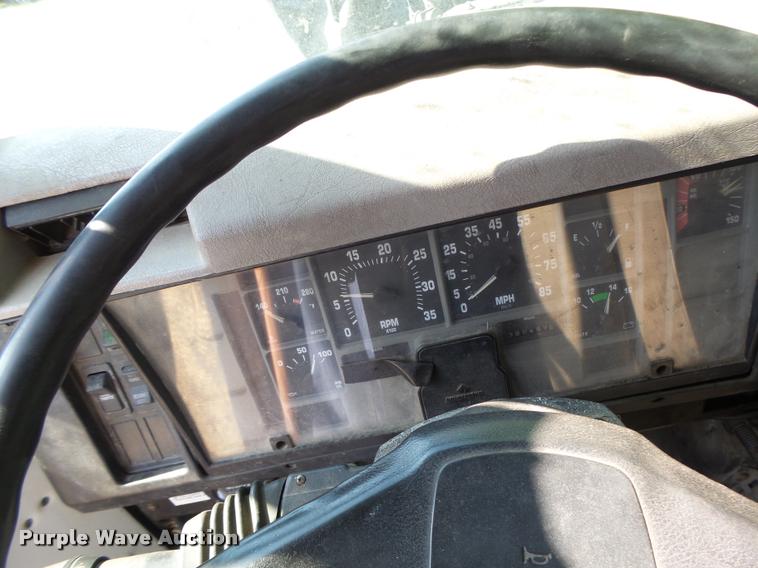 image for item DB5753 1999 International 4900 refuse truck