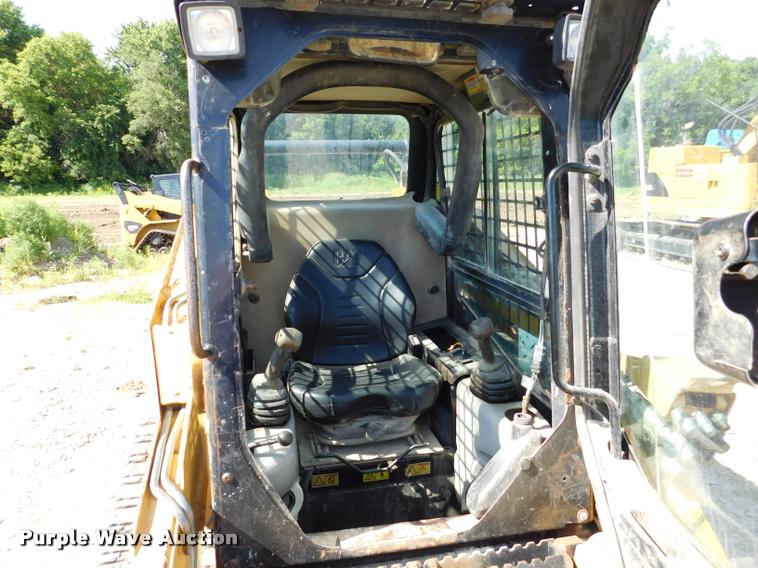 image for item DB9478 2004 Caterpillar 257B skid steer