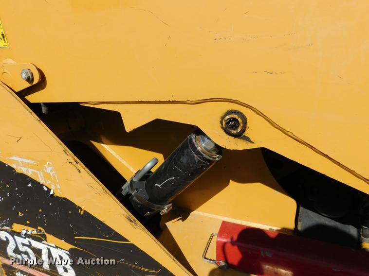 image for item DB9478 2004 Caterpillar 257B skid steer