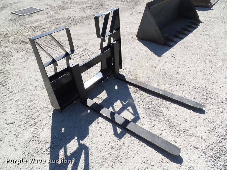 image for item DH9324 2017 skid steer pallet forks