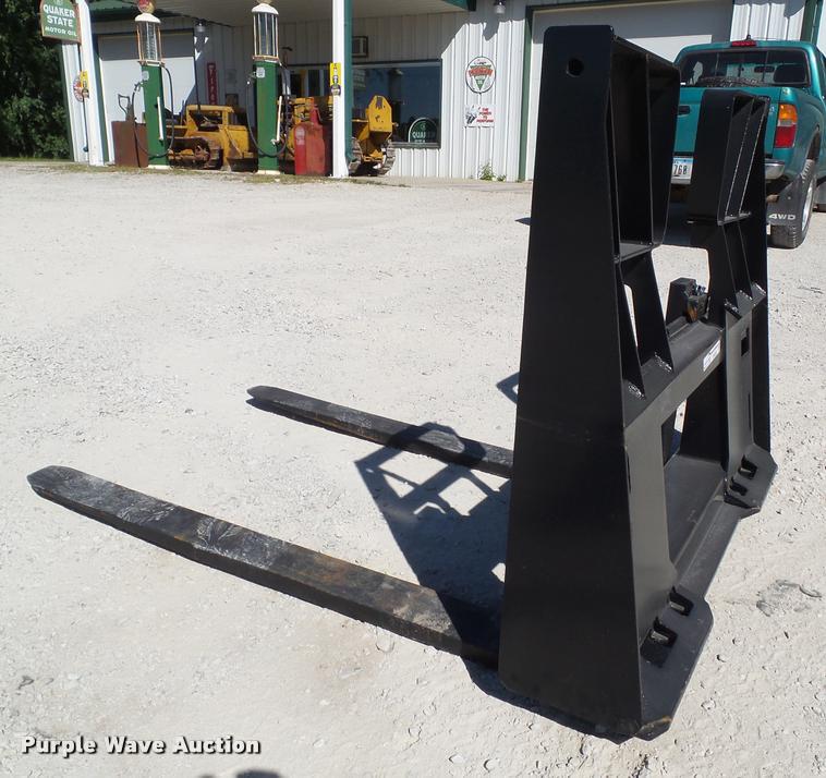 image for item DH9324 2017 skid steer pallet forks