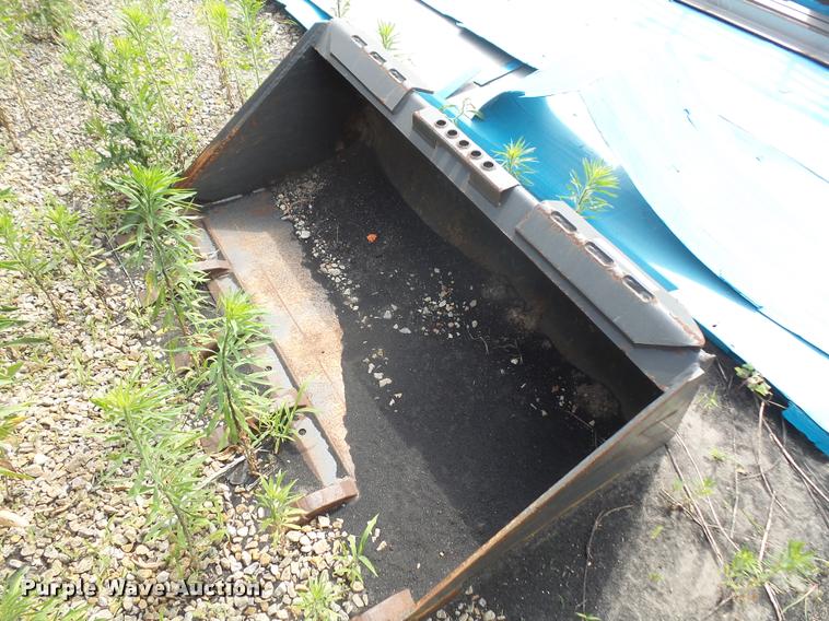 image for item DL9653 Skid steer bucket